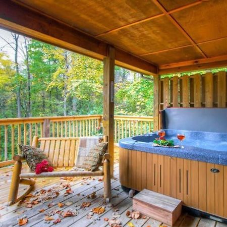 Вилла Great Location Pool Table Hot Tub Гатлинбург Экстерьер фото